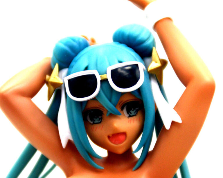 ご覧頂きまして誠にありがとうございます。 商品詳細 カスタム出品 改造に使用した商品 本体サイズ ::約22cm1/6スケール 作品の改造ポイント： 胸の完璧さを体現しています。 下半身を改造して、チークを塗ります。 顔と体の色味が合うようにリペイント塗装を致しました。 仕上げにスーパークリアーUVカットにてコーティングしてあります。 リアル加工作品。 改造方法および使用材料など： PVC製 塗装済み完成品 フィギュア 改造後の商品は写真を見てください。よろしくお願いします。 この機会に是非ご検討くださいませ(￣^￣)ゞ